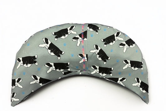 Entspannungskissen Bearded Collie – Rückseite mit blauen Pfotenabdrücken und Bearded Collie-Muster