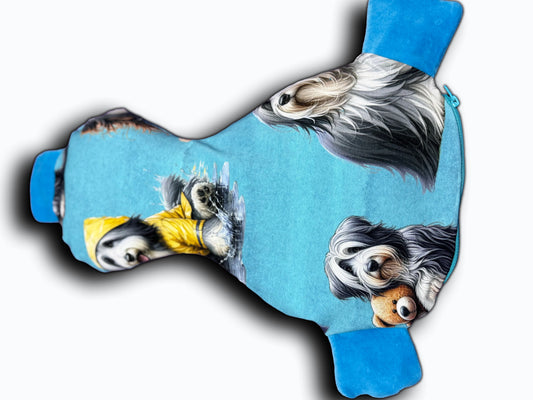 Entspannungskissen Ente Rückseite – Rückansicht des Entspannungskissens mit Beardie im Regenmantel auf hellblauem Stoff