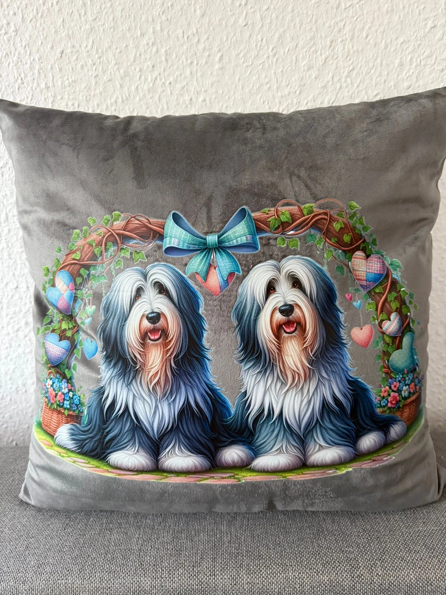 Dekokissen 45x45 cm mit Bearded Collie Motiv auf samtweichem Bezug, fertiges Kissen inklusive Füllung, dekorativ für Sofa und Bett, Lieblingshund.de