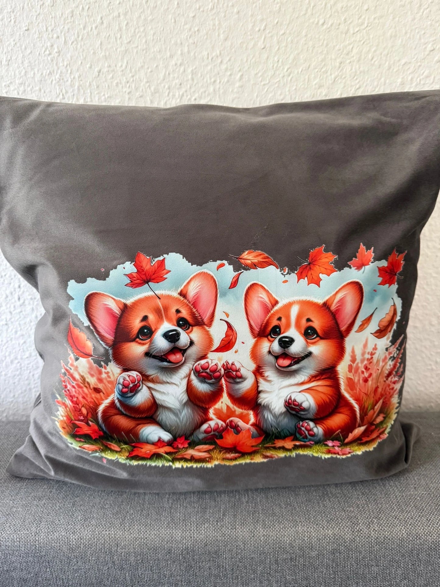 Dekokissen 45x45 cm mit Corgi Motiv auf samtweichem Bezug, fertiges Kissen inklusive Füllung, dekorativ für Sofa, Bett oder Sessel, Lieblingshund.de
