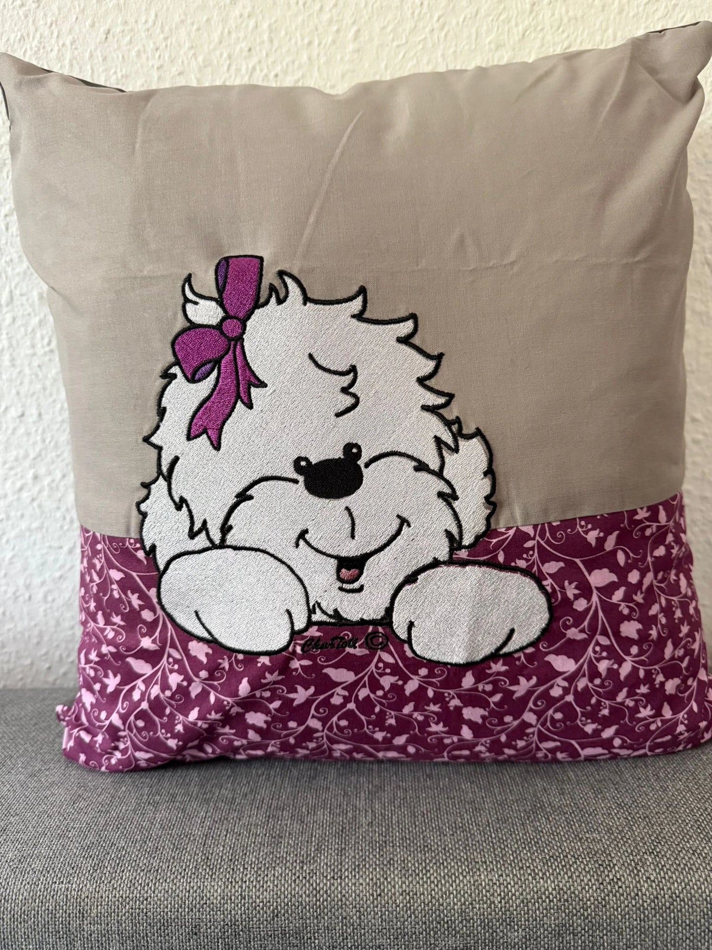 Dekokissen 45x45 cm mit Bobtail Stickerei, hochwertig bestickter Bezug mit Füllung inklusive, dekoratives Kissen für Sofa oder Bett, Lieblingshund.de