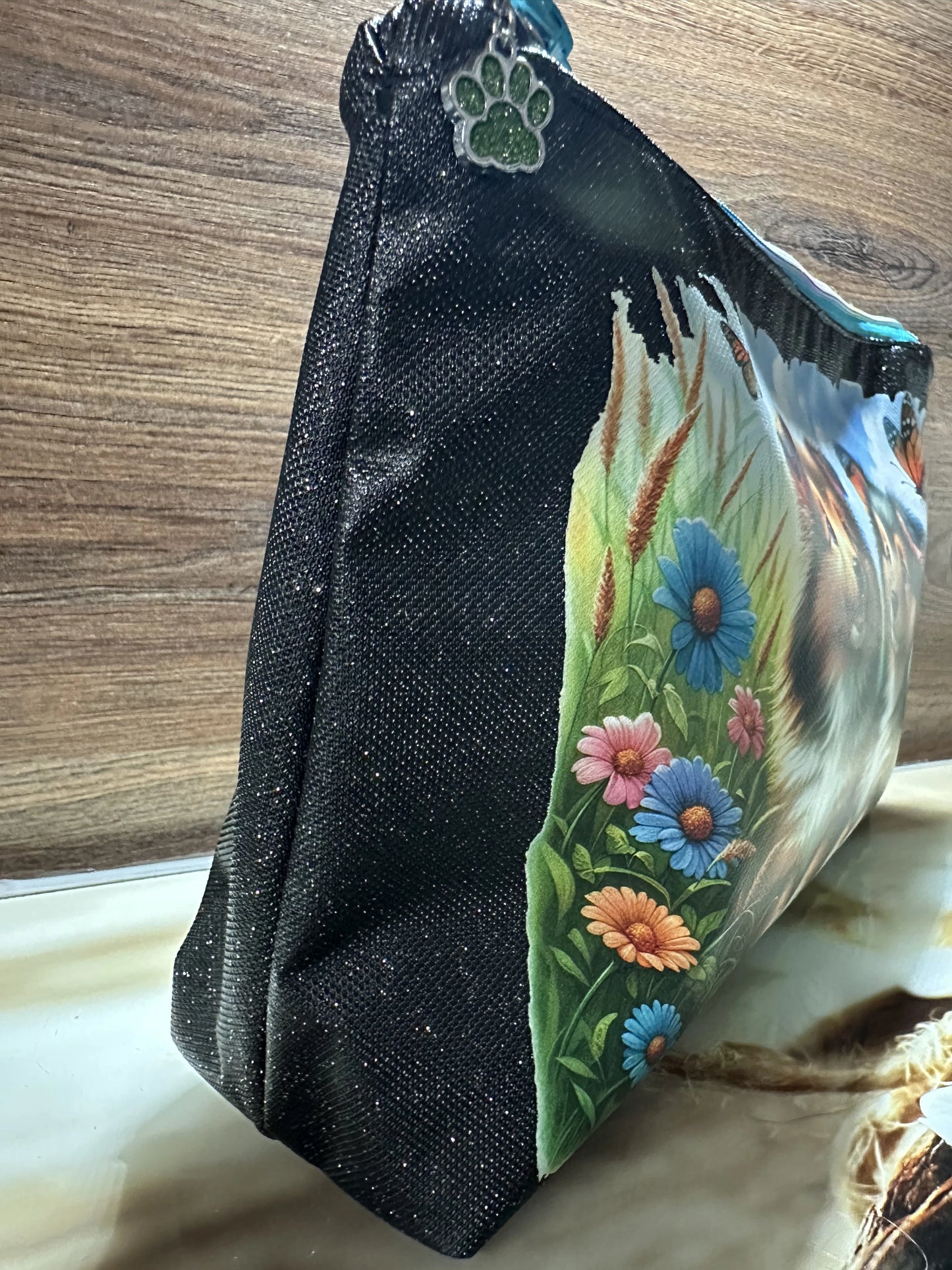 Kosmetiktasche Sheltie – Seitenansicht, schwarzes Glitzer-Kunstleder mit farbigem Hundemotiv, handgenäht 34×21 cm