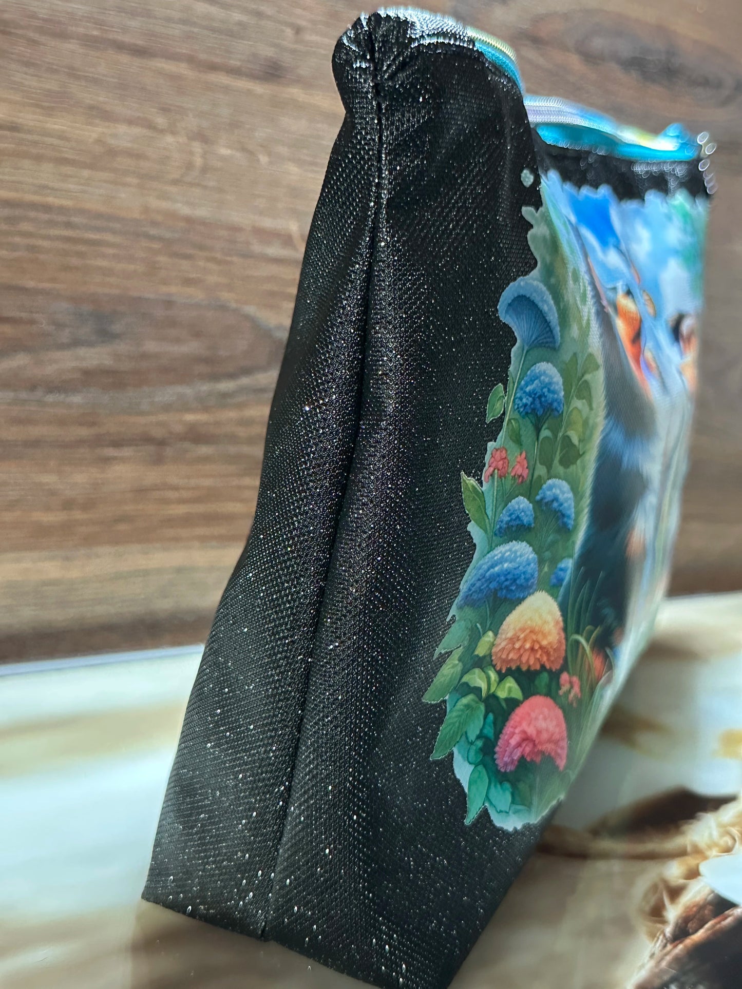 Seitenansicht der Kosmetiktasche aus schwarzem Glitzer-Kunstleder