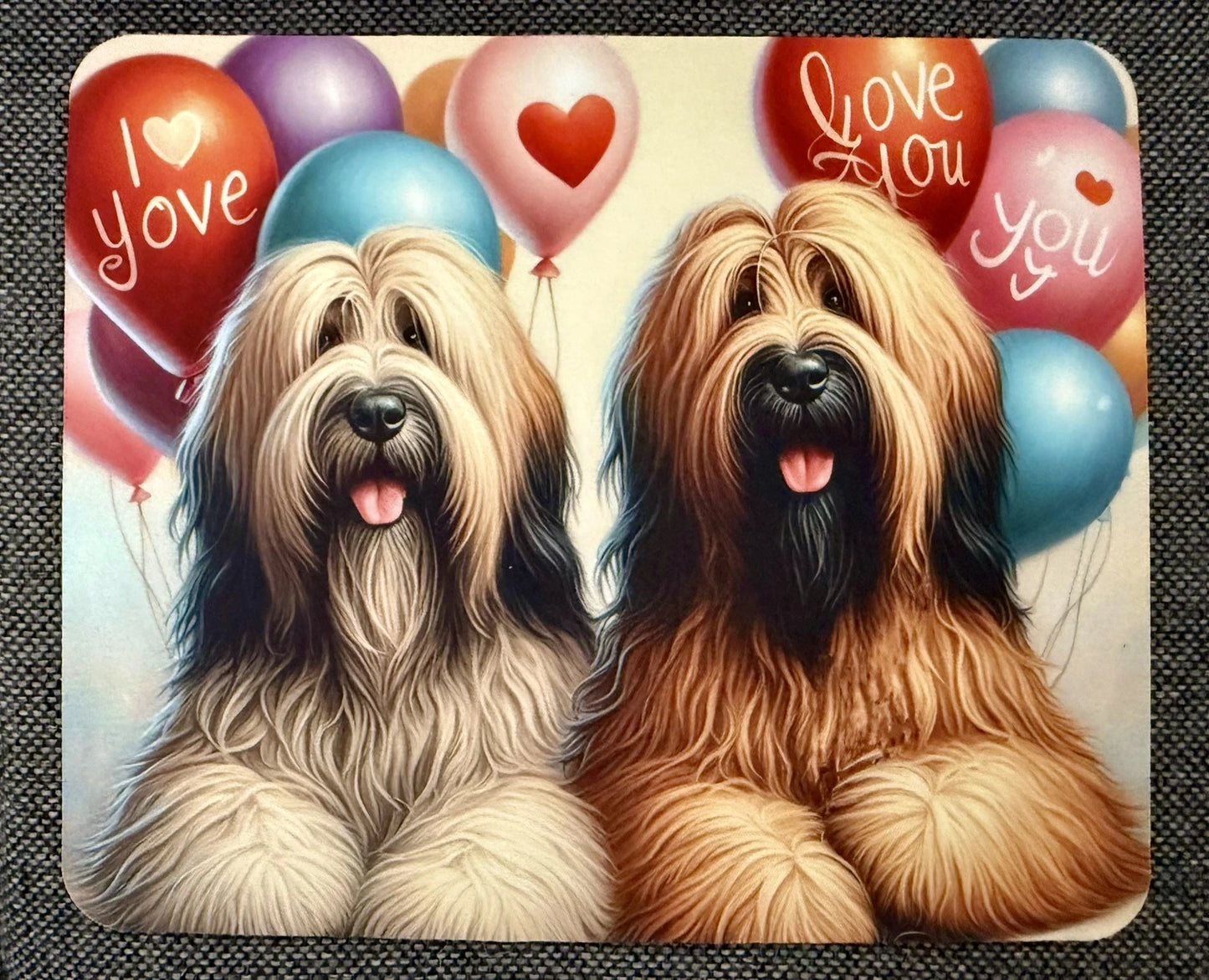Mousepad mit Briard Motiv, zwei Hunde vor bunten Herz-Ballons, 24 × 20 cm, rutschfest und pflegeleicht, Lieblingshund.de