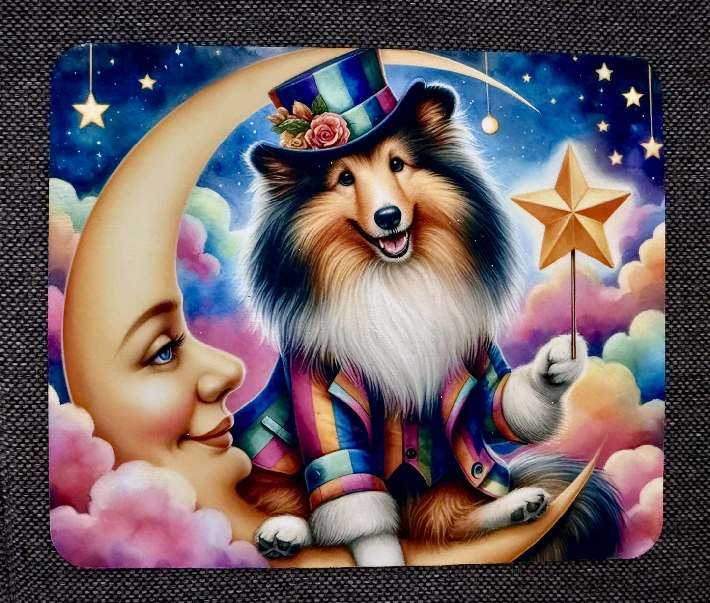 Mousepad mit Sheltie Motiv, Hund im bunten Kostüm auf Mondsichel mit Sternen, 24 × 20 cm, rutschfest, Lieblingshund.de