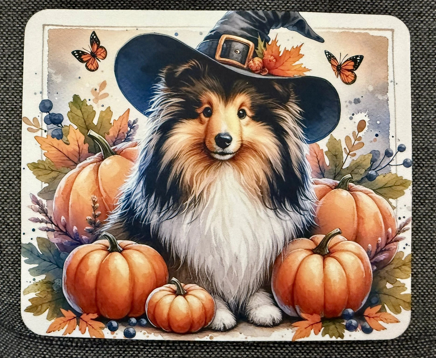Mousepad mit Sheltie Motiv, Hund mit Hut zwischen Kürbissen im Herbst, 24 × 20 cm, rutschfest und pflegeleicht, Lieblingshund.de