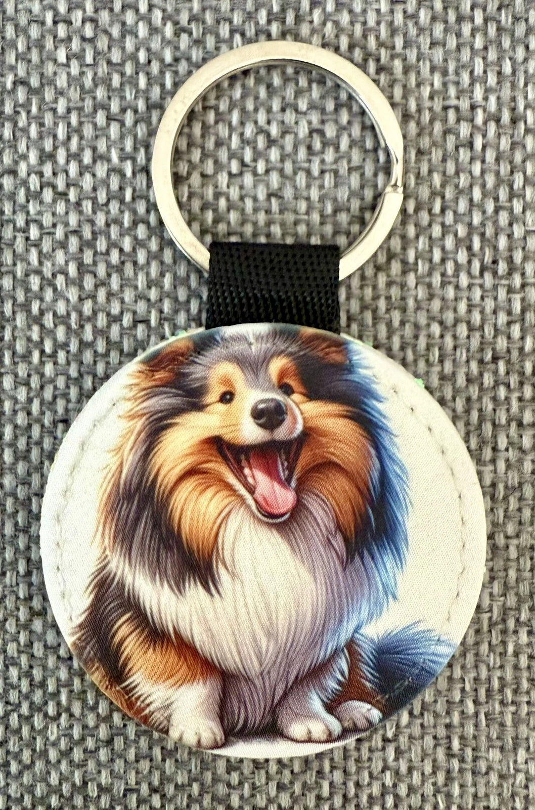 Sheltie Schlüsselanhänger rund 5,3 cm, Hundemotiv auf Kunstleder mit Metallring und Textilschlaufe, Lieblingshund.de