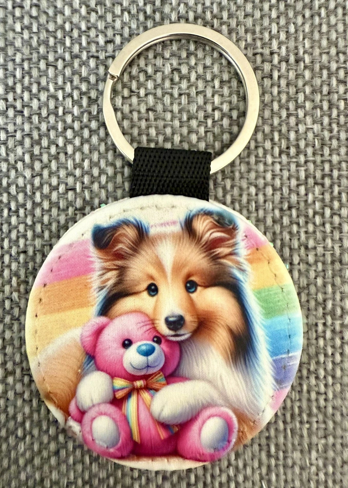 Sheltie Schlüsselanhänger rund 5,3 cm, Motiv mit Teddy und Regenbogen, Kunstleder mit Metallring, Lieblingshund.de