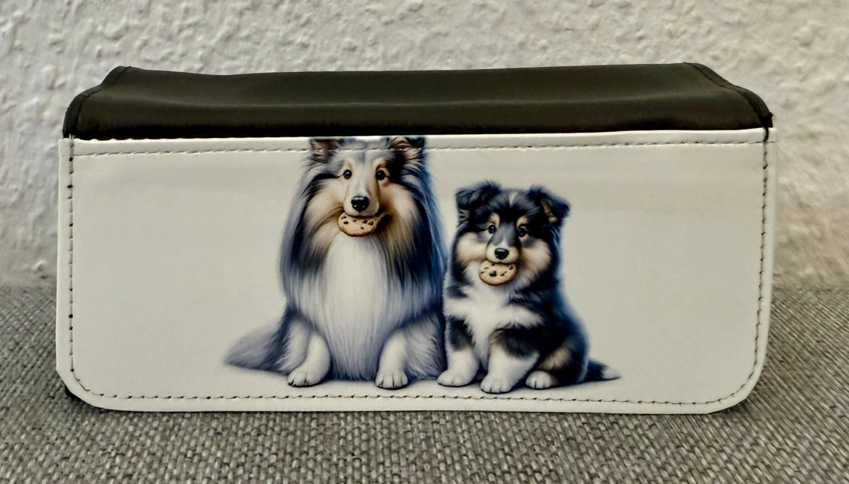 Sheltie Brillenetui 16 × 7,5 cm mit Hunde-Duo und Keks Motiv, stabiles pflegeleichtes Material, Lieblingshund.de