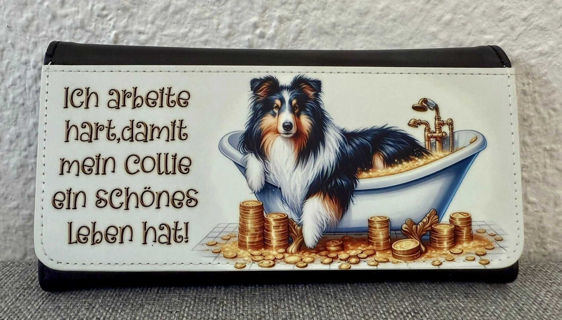 Collie Geldbörse 9 × 20 cm mit Badewannen- und Goldmünzen-Motiv, robustes Kunstleder Portmonee, Lieblingshund.de