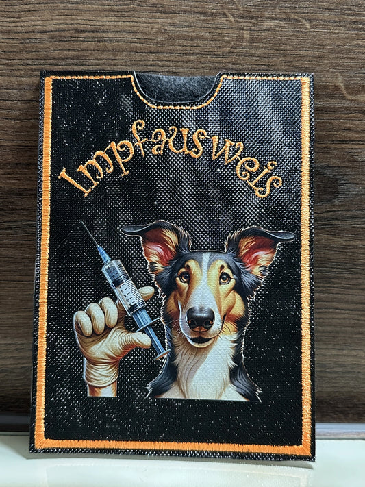 Impfpasshülle Kurzhaar Collie – Vorderseite mit Collie Motiv und Spritze, schwarze Kunstlederhülle mit oranger Naht