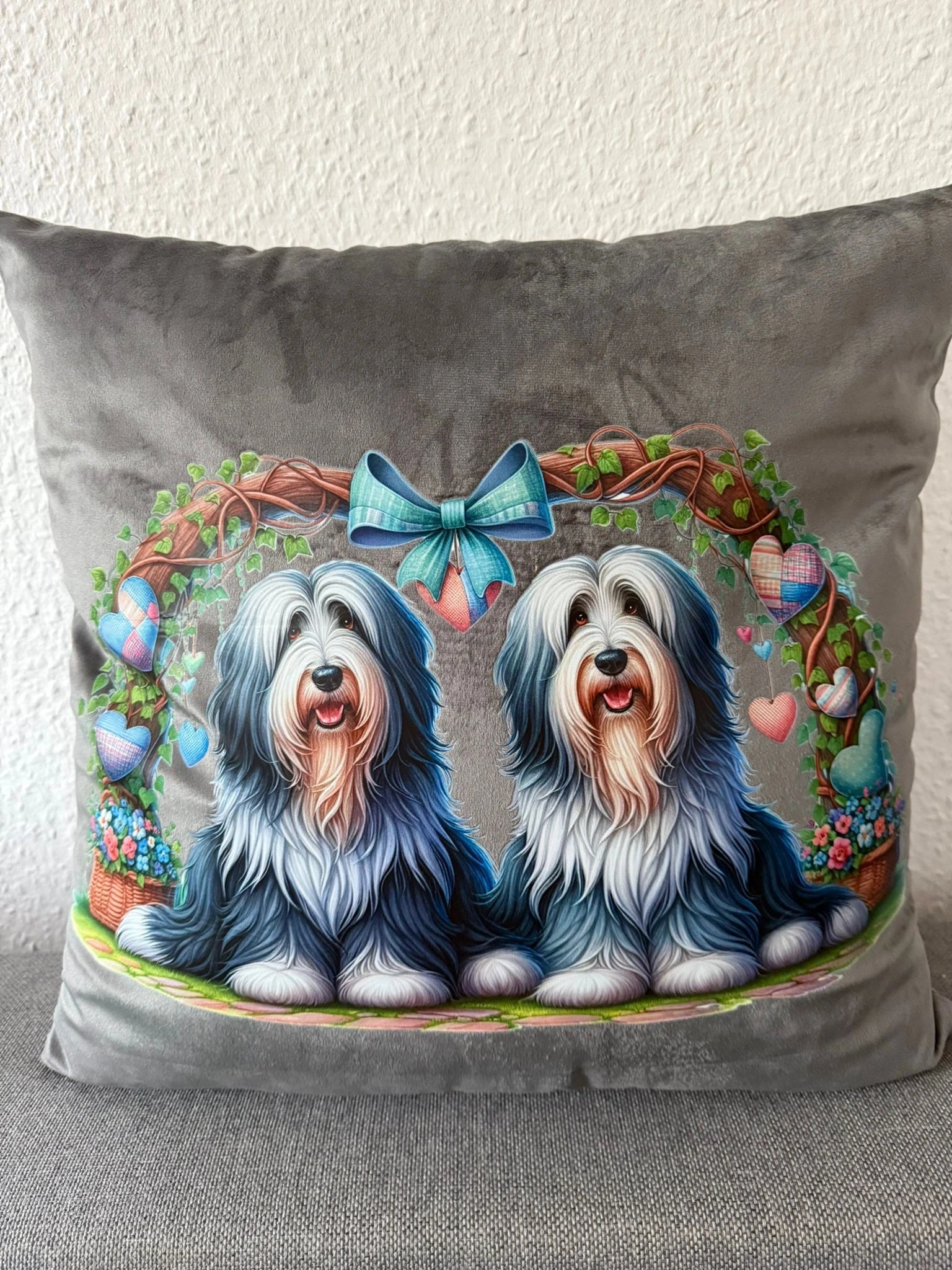 Dekokissen 45x45 cm mit Bearded Collie Motiv auf samtweichem Bezug, fertiges Kissen inklusive Füllung, dekorativ für Sofa und Bett, Lieblingshund.de