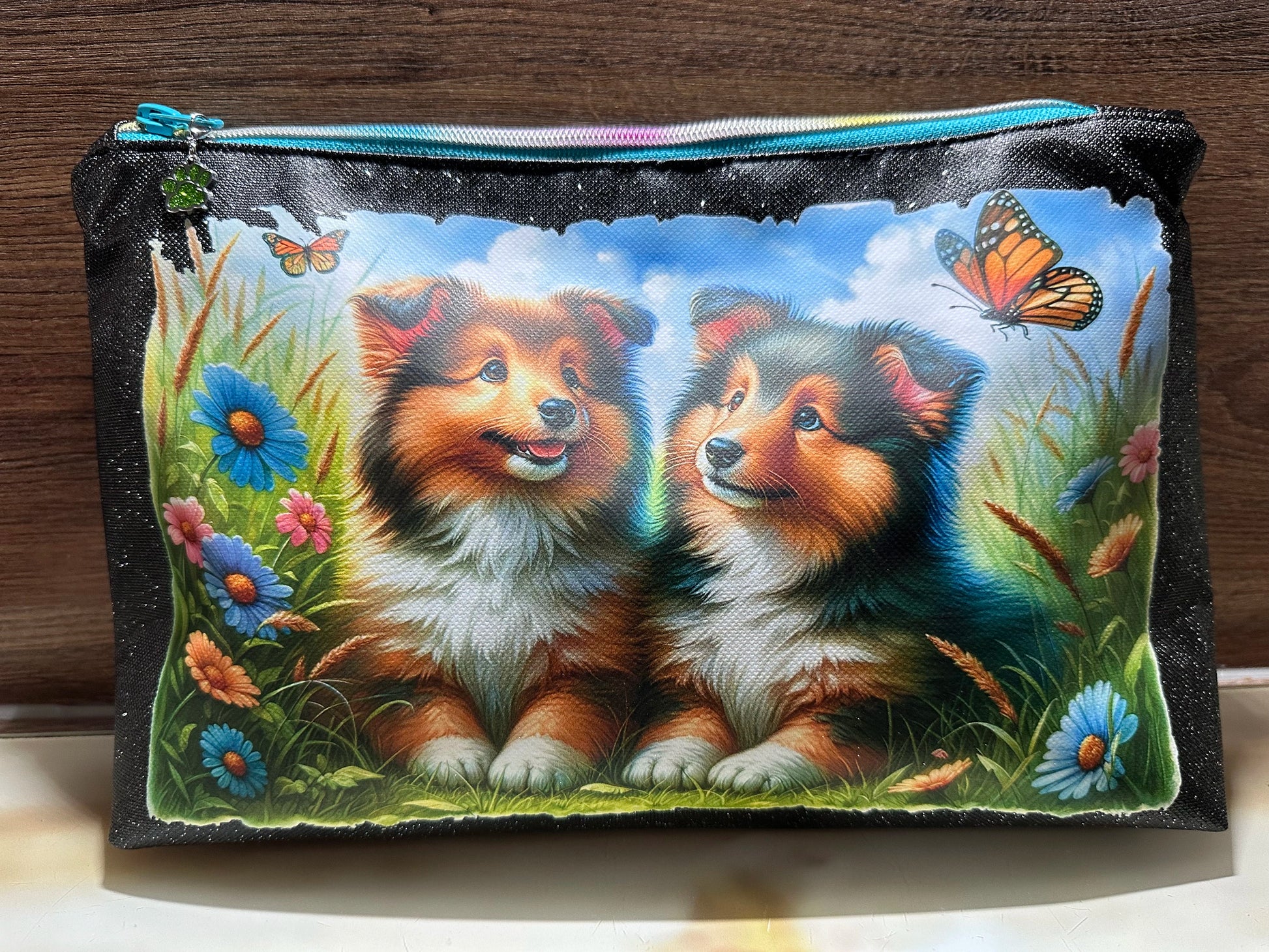 Handgenähte Kosmetiktasche 34×21 cm aus schwarzem Glitzer-Kunstleder mit Sheltie-Motiv und Schmetterlingen – stabile Hundetasche für Kosmetik & Reise