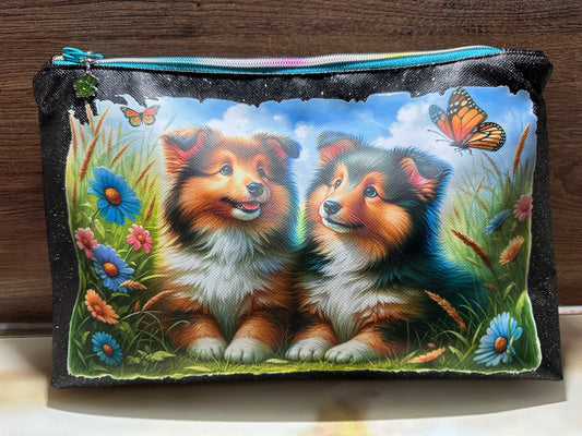 Handgenähte Kosmetiktasche 34×21 cm aus schwarzem Glitzer-Kunstleder mit Sheltie-Motiv und Schmetterlingen – stabile Hundetasche für Kosmetik & Reise