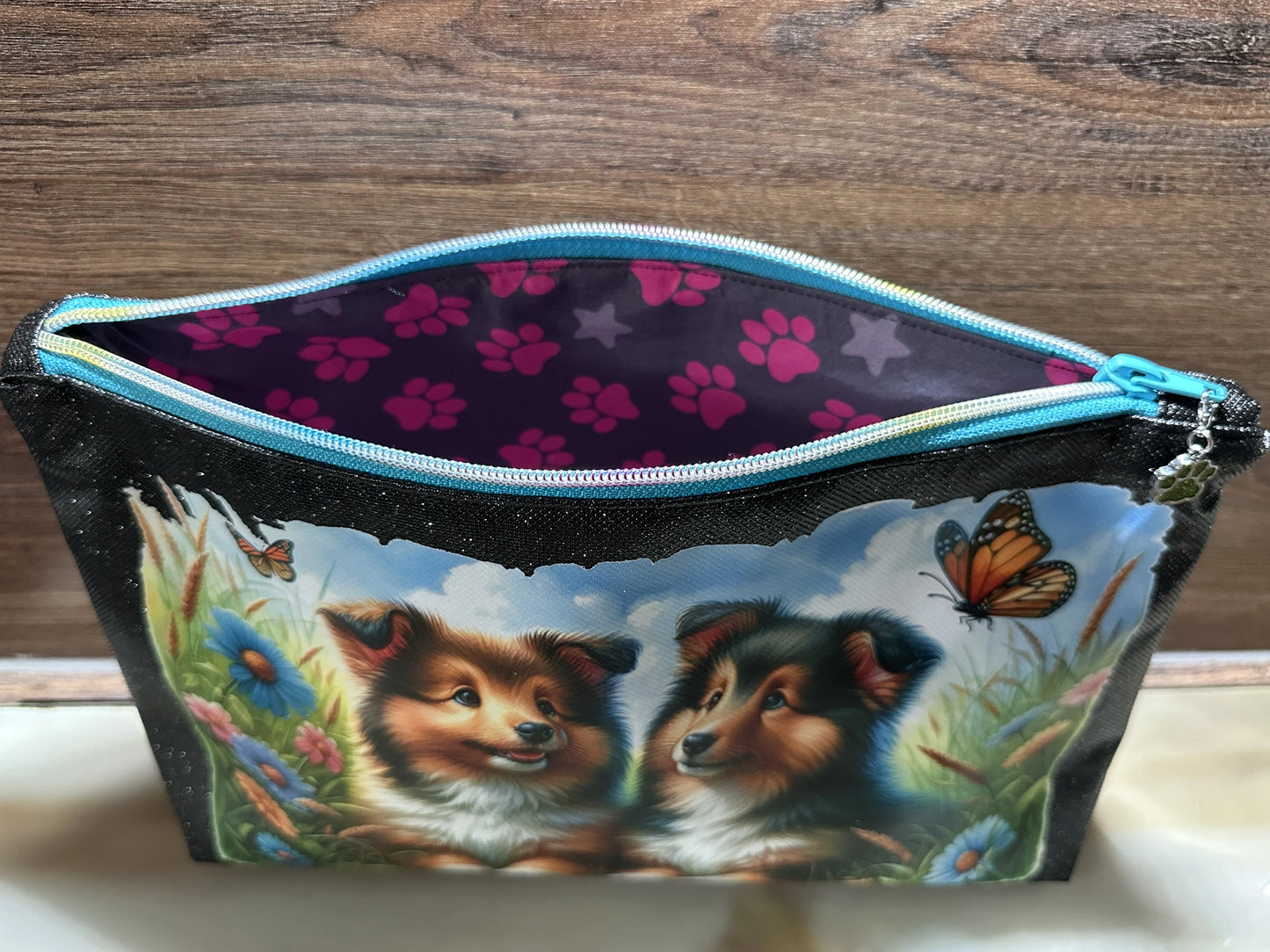 Innenansicht Kosmetiktasche Sheltie – Futter mit Pfotenmuster, handgenäht, viel Stauraum für Kosmetik und Reiseutensilien