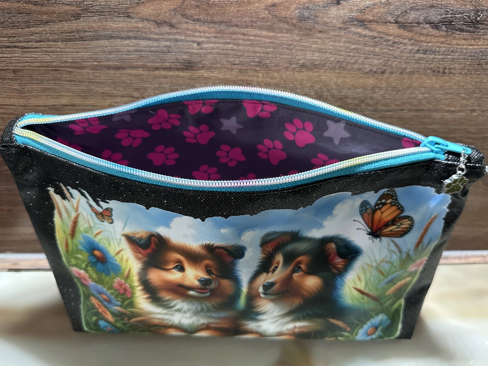 Innenansicht Kosmetiktasche Sheltie – Futter mit Pfotenmuster, handgenäht, viel Stauraum für Kosmetik und Reiseutensilien