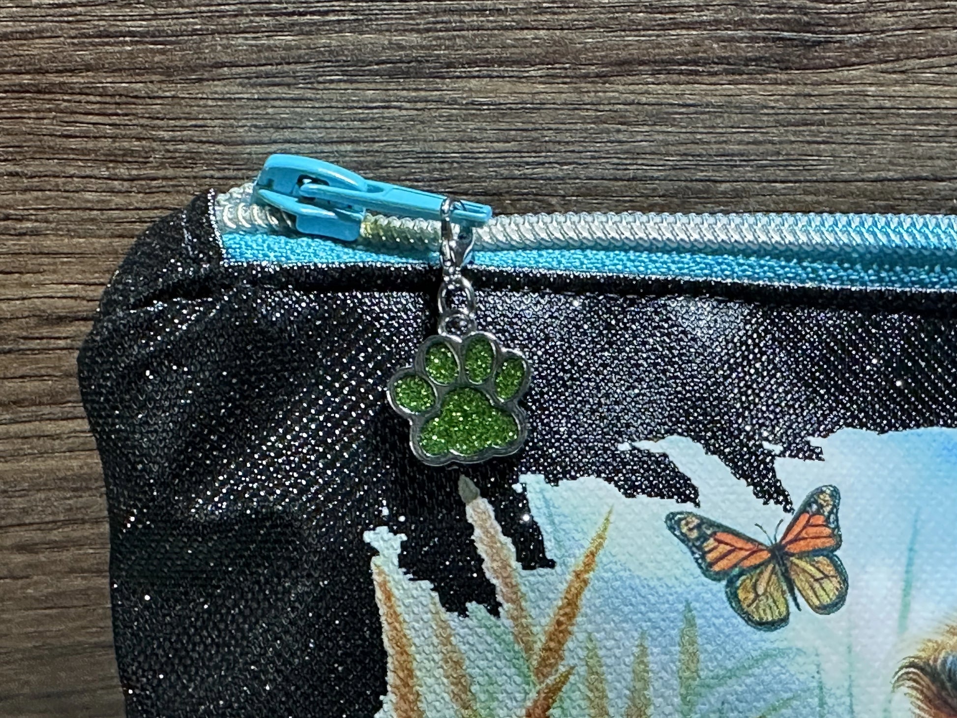 Detail Kosmetiktasche Sheltie – Reißverschluss mit grünem Pfoten-Anhänger, stabile Handarbeit und hochwertige Verarbeitung