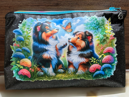 Kosmetiktasche Sheltie mit Schmetterling und Blumenmotiv auf schwarzem Glitzer-Kunstleder