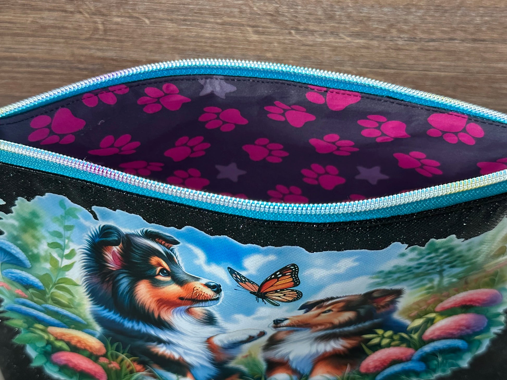 Innenansicht der Kosmetiktasche mit lila Stoff und pinken Pfotenabdrücken